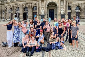 Sprachaustausch trotzt Sommerhitze: Was Jugendliche aus Mittweida und der Bretagne verbindet - Gruppenbild vor der Semperoper in Dresden: Am Donnerstag besuchten die Jugendlichen aus Plérin und Mittweida die Landeshauptstadt.