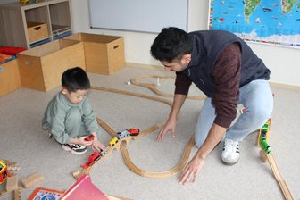 Sprachpaten-Initiative in Zwickau: Ehrenamtliche helfen Kindern beim Deutschlernen - Marco Pelaez hilft als Sprachpate in der Kita St. Nepomuk in Zwickau schon den Kleinsten spielerisch beim Spracherwerb.