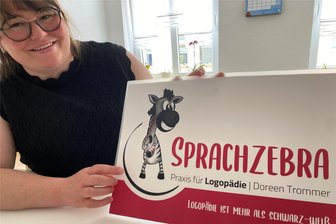 Sprachzebra-Praxis Reichenbach? Was es mit der Neueröffnung auf sich hat - Doreen Trommer in ihrer Praxis an der Reichenbacher Weinholdstraße. Vermieter Woba Reichenbach hat für den Start der Logopädin eine Wohnung im Erdgeschoss zu schmucken Praxisräumen um- und ausgebaut. Bald grüßt das Markenzeichen der Praxis auch von den Fenstern zur Straße hin.