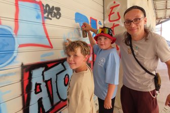 Sprayerträume werden wahr: Freewall in der Graff Factory Crimmitschau - Von links: Fritz (8) und Richard (11) wurden von Chris Schlüter an der Freewall angeleitet.