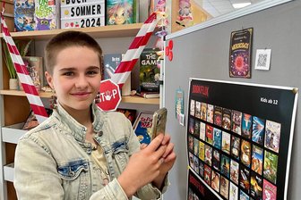 „Sprechendes Bücherregal“ überrascht beim Buchsommer 2024 in Schwarzenberg - Schüler-Reporterin Frida Schellenberg testet das "sprechende Bücherregal" des Buchsommers 2024 in Schwarzenberg.