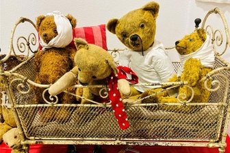 Sprechstunde in der „Bärenklinik“: Im Schatzhaus Erzgebirge heilt Frau Doktor lädierte Plüschteddys direkt vor Ort - Die Teddys von Dorothea Siegel – eine Auswahl ist im Schatzhaus Erzgebirge in Eibenstock zu sehen – sind bewusst auf alt getrimmt. Die Bockauerin bietet auch einen Reparaturservice an und lädt am 18. Februar zur „Sprechstunde“ ein.