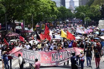 Sprengsätze bei Lehrerprotest in Mexiko-Stadt sichergestellt - Kurz vor der WM nutzen die mexikanischen Lehrer die Aufmerksamkeit für ihre Proteste. (Archivbild)