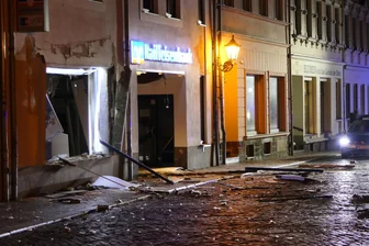 Sprengstoffattacke auf Bank in Colditz: Täter flüchten mit Beute - Ein Statiker muss das Gebäude nach dem Sprengstoff-Anschlag nun auf seine Standfestigkeit untersuchen.