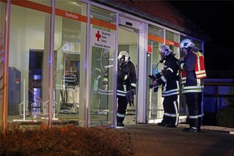 Sprengung eines Geldautomaten in Meerane: Bleibt die Tat ungesühnt? - Die Meeraner Feuerwehr war nach der Sprengung des Geldautomaten an der Äußeren Crimmitschauer Straße im Einsatz.
