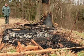Sprengung: Trümmer fliegen bis zu 20 Meter weit - Jäger Erich Wilhelm entdeckte zwischen Röthenbach und Plohn die Überreste der Jagdkanzel seines Kollegen.