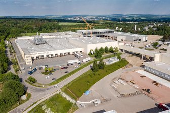 Sprengung von Weltkriegsgranaten: Gemeinde Lichtenau bereitet Evakuierung vor - Das Gelände des Verpackungsherstellers Wellpappe und Display an der Amtmannstraße aus der Drohnenperspektive. Am Tag der Evakuierung ist eine gesamte Schicht der rund 350 Beschäftigen betroffen. Das sorgt für Probleme beim Unternehmen.