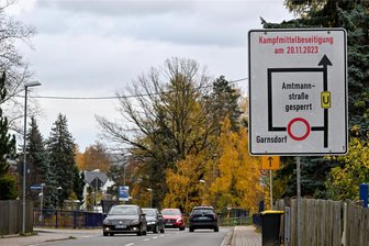 Sprengung von Weltkriegsmunition: Lichtenau wird am Montag abgeriegelt - An allen Zufahrtsstraßen werden Hinweisschilder aufgestellt, die auf den geplanten Termin der Sprengung am 20. November hinweist, hier die Umleitung für die gesperrte Amtmannstraße, wo sich Firmen wie die Wellpappe befinden.