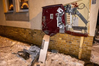 Sprengungen und Sachbeschädigungen: Polizei bilanziert Neujahrsnacht im Erzgebirge - In Bad Schlema an der Hauptstraße wurde auch ein Zigarettenautomat gesprengt.