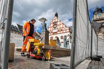 Springbrunnen auf dem Plauener Altmarkt bleibt weiter gesperrt - Das Foto entstand vor mehr als einem Monat: Damals war mit der Brunnenreparatur begonnen worden. r