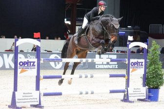 Springreiterin Fabienne Bender aus Burgstädt überzeugt trotz Rückschlags - Fabienne Bender mit ihrem Wallach „Rocky“ im Finale der Sachsen-Tour.