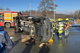 Sprinter auf Abwegen bei Unfall Am Hammerwald umgekippt – 63-jähriger Fahrer bleibt unverletzt - Der Sprinter blieb auf der Fahrerseite in der Zufahrt zum Gewerbepark Am Hammerwald liegen.