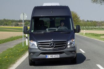 Sprinter-Fahrer bringt in Oberlungwitz vier Radfahrer zu Fall und flüchtet - Der Fahrer eines schwarzen Mercedes-Sprinter wird von der Polizei nach einem Unfall in Oberlungwitz gesucht.