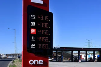 Spritpreisdeckel in Tschechien: Das sind die neuen Preise für Donnerstag - Wie hier an einer Tankstelle in Rozvadov (Roßhaupt) an der bayerischen Grenze gelten seit Mittwoch in Tschechien staatlich festgelegte Höchstpreise für Superbenzin und Diesel.