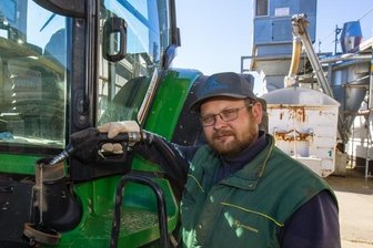 Spritpreise, Lieferengpässe, Krieg: Landwirte haben mächtig zu ackern - Georg Stiegler von der Waldenburger Agrar GmbH betankt seinen Traktor. Nicht das einzige Problem dieser Tage, das ihm zu schaffen macht.