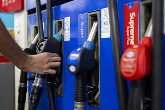 Spritpreise nach 12 Uhr in Südwestsachsen: Benzin und Diesel wieder 20 Cent teuerer - Nach 12 Uhr machen die Preise an den Zapfsäulen regelmäßig einen Sprung nach oben. (Archiv)