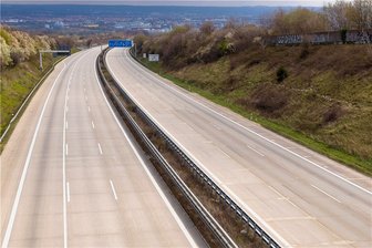 Spritpreise schießen in die Höhe: Ist es wieder Zeit für autofreie Sonntage? - Eine fast autofreie A4 zwischen Chemnitz und Dresden? Gab es zuletzt Ende März 2020, zu Beginn der Coronapandemie. 