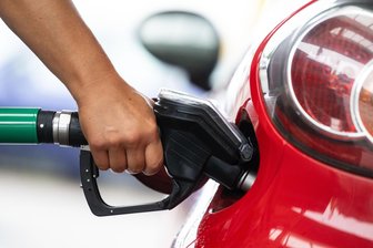 Spritpreise sinken vor Pfingsten - warum Sachsens Autofahrer aber teils das Nachsehen haben - Tanken macht in Dresden und Leipzig keine Freude - verglichen mit anderen deutschen Städten.