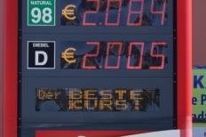 Spritpreise verstärken Tanktourismus - Die Preistafel der "Free 1"-Tankstelle gleich hinter der Grenze in Vejprty am Dienstag 11.15 Uhr.