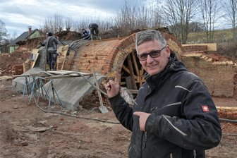 Spritzbeton kontra Verfall: Wie der Förderverein „Wildenfelser Zwischengebirge“ ein Industriedenkmal bewahrt - Ein Teilstück des Ringbrandkalkofens in Grünau ist mit Spritzbeton gesichert. Mike Lang, Vorsitzender des Fördervereins „Wildenfelser Zwischengebirge“, berichtet, wie es beim Erhalt des Industriedenkmals weitergeht.