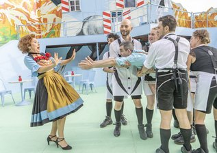 Liebe unter Kollegen: Zahlkellner Leopold (Alexander Donesch, rechts) hat ein Auge auf seine Chefin, die Hotelwirtin Josepha Vogelhuber (Susanne Engelhardt, links) geworfen. Das lässt sie anfangs ziemlich kalt.