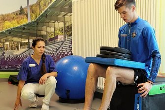Spruchband in der Fankurve schenkt jungem Veilchen Kraft - Finn Hetzsch gibt alles, um möglichst bald wieder auf dem Platz zu stehen. Der Drittliga-Fußballer des FC Erzgebirge arbeitet auch mit Physiotherapeutin Kira Tschierske vom Helios-Klinikum Aue an diesem Ziel. 
