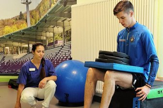Spruchband in der Fankurve schenkt jungem Veilchen Kraft - Finn Hetzsch gibt alles, um möglichst bald wieder auf dem Platz zu stehen. Der Drittliga-Fußballer des FC Erzgebirge arbeitet auch mit Physiotherapeutin Kira Tschierske vom Helios-Klinikum Aue an diesem Ziel. 