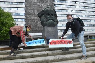 Sprühaktion am Marx-Monument -