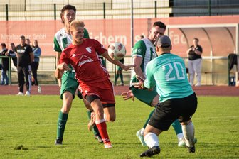 Sprung an die Spitze: Flöhas Fußballer schlagen Schlusslicht und erobern Tabellenführung zurück - Erzielte gegen Mittweida mit seinem zweiten Saisontor das 1:0: Charlie Baude (M.), hier in einem früheren Spiel.