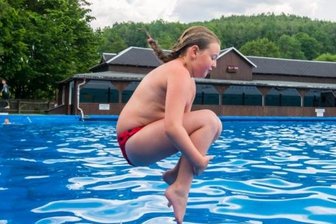 Sprung ins kühle Nass - Zu den täglichen Gästen zählt Holli (6).