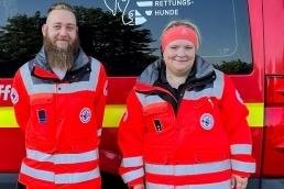 Spürnase Paula findet Vermisste in Rekordzeit - Erfolgreich auf Vermisstensuche: Steve Hofmann und Jessica Neumann von der Rettungshundestaffel mit Hündin Paula.