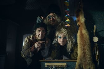 David Benennt (links) in der Rolle als ,,Rumpelstilzchen", Moritz Führmann in der Rolle des ,,Riesen" und Anna Schudt als Hexe im neuen Kinofilm "Spuk unterm Riesenrad".