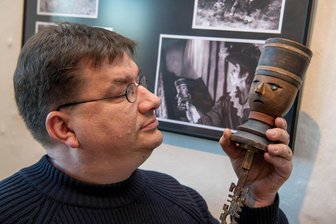 „Spuk von draußen“ bis Naturmarkt: Vier Tipps zum Wochenende in Mittelsachsen - Gästeführer Michael Kreskowsky zeigt hier den besonderen Schlüssel aus „Spuk von draußen".