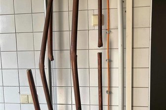 Spur der Verwüstung durchzieht Die Fabrik-CVJM in Reichenbach - Mutwillig durchtrennte Wasserleitungen in der Reichenbacher Flüchtlingsunterkunft, in der zuletzt Ukrainer untergebracht waren.