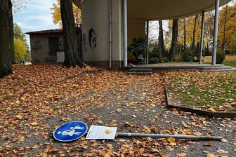 Spur der Verwüstung im Reichenbacher Stadtpark - Ein herausgerissenes Verkehrsschild mit Parkordnung lag quer vorm Pavillon im Reichenbacher Stadtpark. An die Säulen wurden Hakenkreuze und Naziparolen geschmiert.