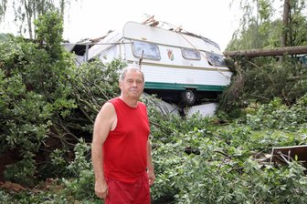 Spuren der Verwüstung nach Sturm in Westsachsen - Rolf Teicher aus Gera hatte bei der Windhose auf dem Campingplatz an der Koberbachtalsperre mehr Glück als sein Nachbar.