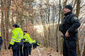 Spuren im Schnee: Polizeischüler aus Chemnitz suchen bei Lunzenau nach Vermisster - Frank Mehner, Fachlehrer für "Einsatzeinheiten Ausbildung", bildet mit seinen Schülern der Polizeifachschule Chemnitz eine Suchkette.