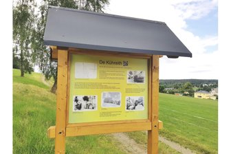 Spurensuche in Auerbacher Ortsteil: Wie die Kühreith zu ihrem Namen kam - Die Tafel am Schreiersgrüner Weg ist eine von sieben im Ort zu historischen Themen.
