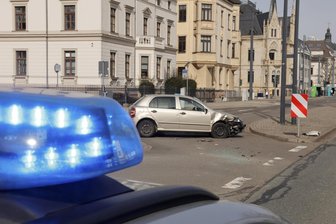 Spurwechselfehler: Skoda überschlägt sich in Chemnitz bei Unfall - Ein 65-jähriger Skodafahrer hat sich mit seinem Auto auf der Bahnhofstraße überschlagen.