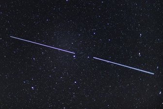 „Sputnikähnliche Flugobjekte“: Was eine Familie am Nachthimmel über Hainichen beobachtet hat - Starlink-Satelliten wie diese beiden sind mit bloßem Auge am besten nach dem Start als Kette zu beobachten. Mit einer Langzeitbelichtung (hier im Bild zu sehen) sind sie auch danach per Kamera leicht „einzufangen“.