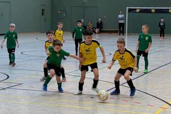 SpVgg Heinsdorfergrund: Wo Turniersiege genauso viel zählen wie strahlende Kinderaugen - Das Foto zeigt eine Szene aus dem F-Junioren-Spiel der SpVgg Heinsdorfergrund gegen den 1. FC Greiz.