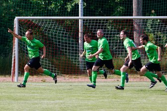 SpVgg Reinsdorf-Vielau zeichnet Fußballer Danny Kilian als Ehrenspielführer aus - Danny Kilian (links) hat bei der SpVgg Reinsdorf-Vielau eine Menge erlebt. „Wechsel mich ein, dann schieße ich noch den Ausgleich“, sagte er seinem Trainer am 22. Mai 2022 beim Gastspiel in der Landesklasse in Oberlungwitz. Kilian hielt Wort und erzielte in der Nachspielzeit das 2:2.