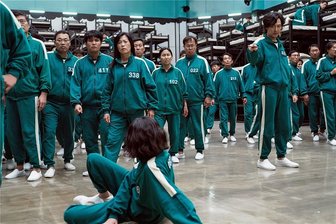 Squid Game: Erfolgsserie aus dem Land, das keine zweite Chance duldet - Eine Szene aus "Squid Game": Die Filmreihe aus Südkorea ist mit rund 150 Millionen Zuschauern weltweit der bisher größte Erfolg des US-Streaminggiganten Netflix.