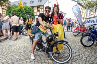 SR2-Treffen in Kürbitz: Spieglein, Spieglein - Wer hat das schönste Kultmoped im Land? - Daniel Isaza auf seinem E-SR2 neben Schneewittchen Louise Roth.