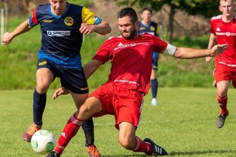 SSV kommt aus der Deckung - Nicht nur defensiv stark: Der Wiederauer Sebastian Werner (r.), hier gegen Oliver Peters, traf zum 2:1 für die Gastgeber. 