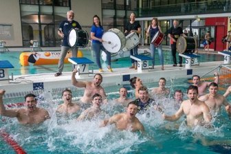 Jubel über den Klassenerhalt: Die Plauener Wasserballer hatten am Wochenende allen Grund zum Feiern.
