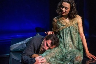 Stück um Wassergeist bietet neuen Schauspielern große Rollen - Undine (Vera-Cosima Gutmann) und Ritter Huldbrand von Ringstätten (Clemens Kersten) lieben sich, haben es aber schwer zusammen.