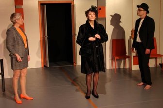 "Stücke lagen über ein Jahr auf Eis" - Anna Silke Röder, Oda Pretzschner und Andreas Unglaub (von links) in dem 3-Personen-Stück "One-Way-Ticket zum Mond".