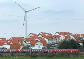 Städtische Hilfe kommt für Betroffene zu spät - 
              <p class="artikelinhalt">Über den Dächern der Wohnsiedlung am Südhang bei Glauchau thront das Windrad, zu dem sich zwei weitere gesellen sollen.</p>
            