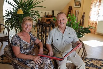 St. Egidien: Ärzte-Ehepaar hat bald mehr Zeit für Afrika-Hilfe - Steffi und Jürgen Löffler in ihrem „Afrika-Zimmer“: Über ihren Verein Washa Taa wurde der Bau eines Krankenhauses in Kenia finanziert, eine Buschklinik soll folgen.